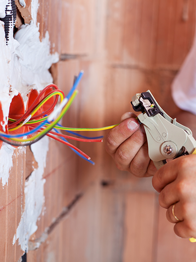 faites appel à des électriciens qualifiés à paris pour tous vos besoins en installation, dépannage et mise aux normes électrique. service rapide et professionnel, disponible 7j/7.