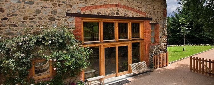 découvrez le charme d'une grange rénovée : mélange d'authenticité et de modernité, espaces lumineux, matériaux de qualité et cadre paisible pour une vie confortable à la campagne.