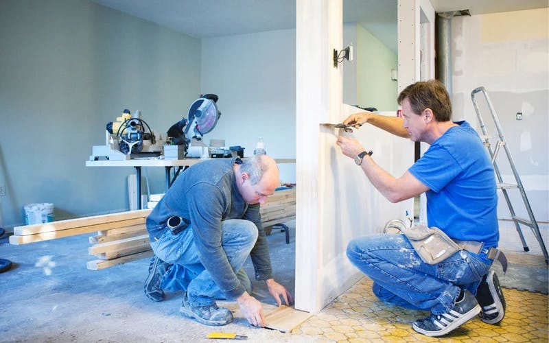 découvrez notre guide complet pour choisir le bon entrepreneur en rénovation : conseils, critères essentiels, erreurs à éviter et astuces pour réussir vos travaux de rénovation en toute confiance.