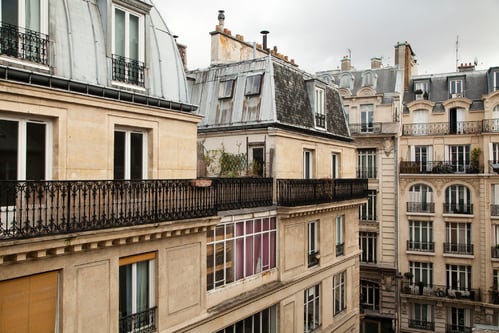 découvrez l’immeuble haussmannien, symbole de l’architecture parisienne du xixe siècle, reconnu pour ses façades élégantes, ses balcons en fer forgé et son histoire prestigieuse au cœur de la ville.