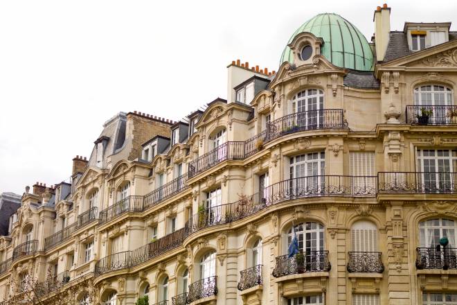 découvrez l’immeuble haussmannien, symbole de l’architecture parisienne du 19e siècle : façades élégantes, balcons en fer forgé et charmes historiques au cœur de la ville.