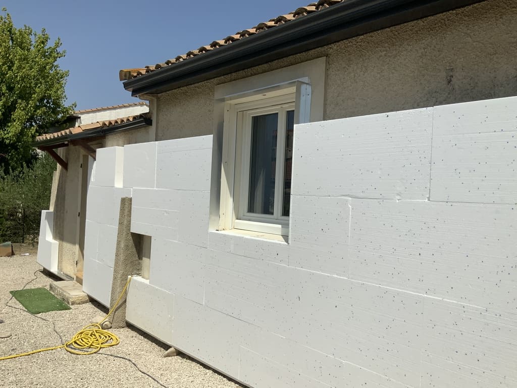 isolation exterieure 6 découvrez comment l'isolation extérieure améliore le confort thermique de votre maison, réduit vos dépenses énergétiques et valorise votre bien immobilier. solutions, avantages et conseils d'experts à portée de main.