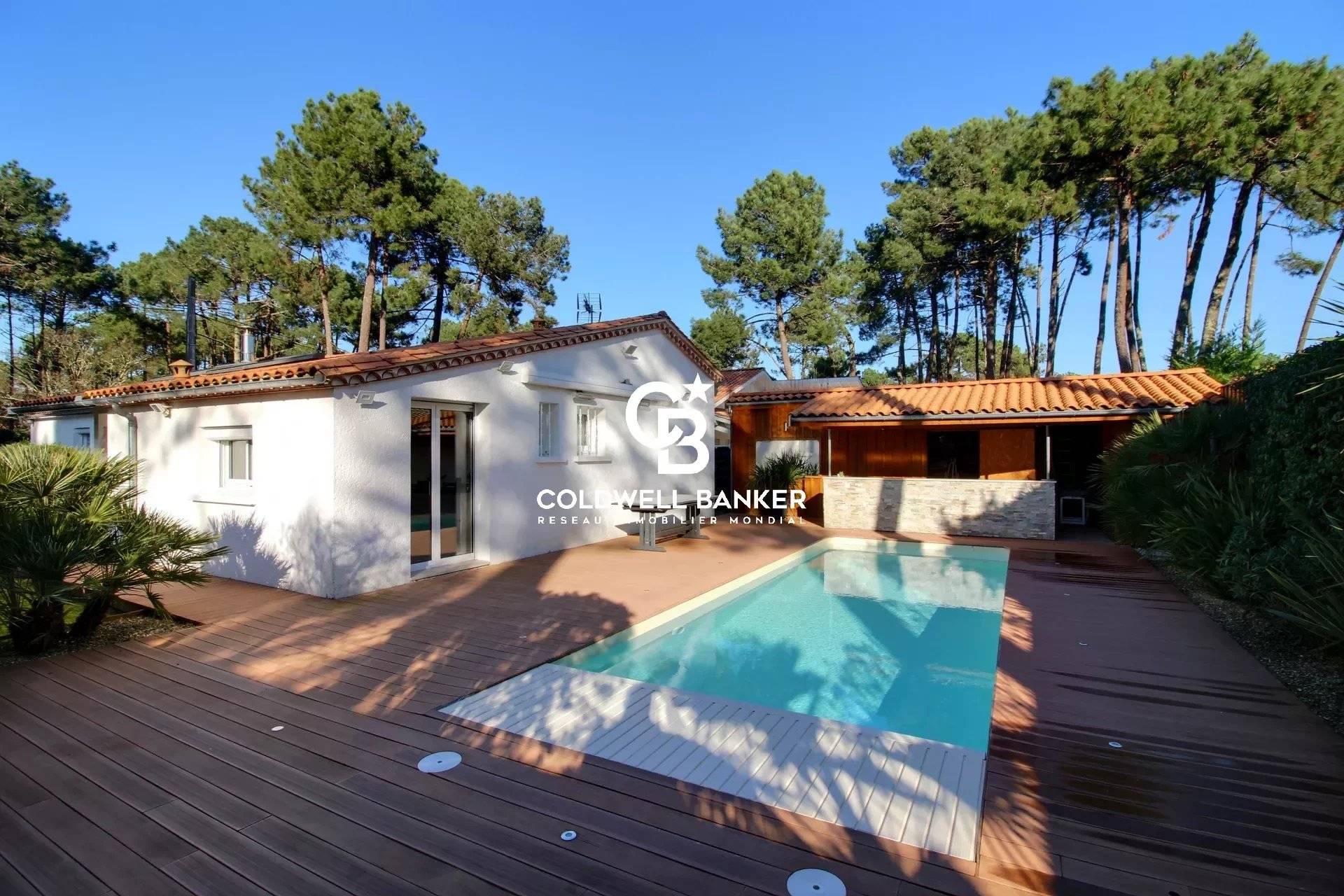 découvrez une maison rénovée avec soin, alliant charme de l’ancien et confort moderne. idéale pour profiter d’un cadre de vie agréable, cette propriété offre des espaces lumineux et des prestations de qualité.