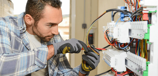 obtenez une installation électrique sûre et conforme grâce à la mise aux normes élec. nos experts vérifient et modernisent votre installation selon la réglementation en vigueur pour votre sécurité.