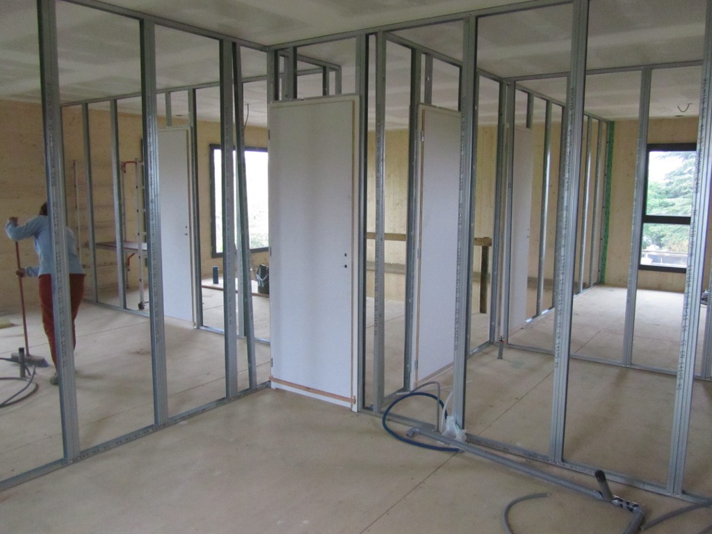 découvrez comment réaliser un montage placostil étape par étape : conseils pratiques, astuces de professionnels et liste du matériel nécessaire pour réussir votre cloison en plaques de plâtre.