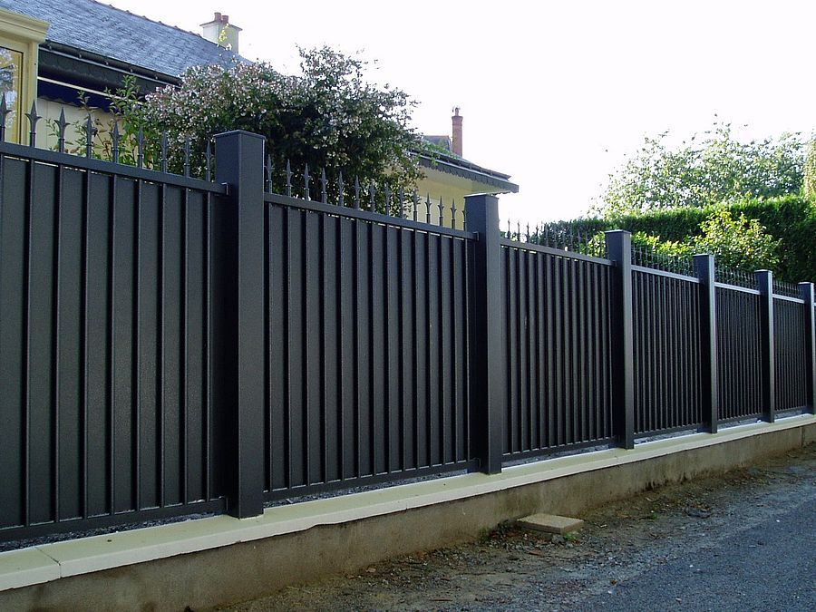 découvrez nos conseils et idées pour la construction d'un mur de clôture esthétique et solide, pour sécuriser et délimiter votre jardin ou propriété de manière élégante.