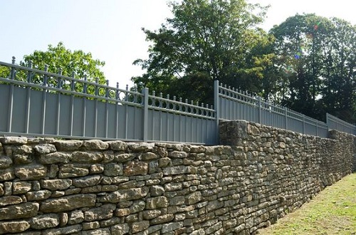 découvrez nos conseils et idées pour construire un mur de clôture robuste et esthétique. solutions, matériaux et astuces pour sécuriser et délimiter votre propriété efficacement.