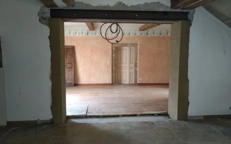 découvrez tout ce qu'il faut savoir sur les murs porteurs : définition, rôle dans la structure d’un bâtiment, conseils pour les identifier et précautions à prendre avant toute modification ou ouverture.