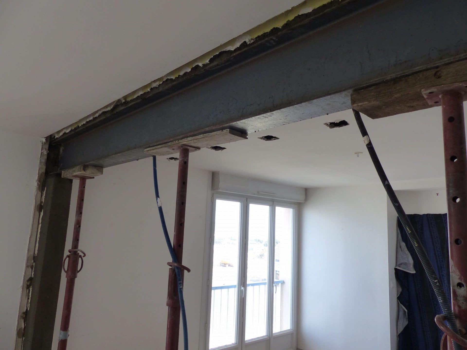 découvrez tout ce qu'il faut savoir sur le mur porteur : définition, rôle essentiel dans la structure d'un bâtiment, conseils pour sa modification et précautions à prendre pour préserver la sécurité de votre habitation.