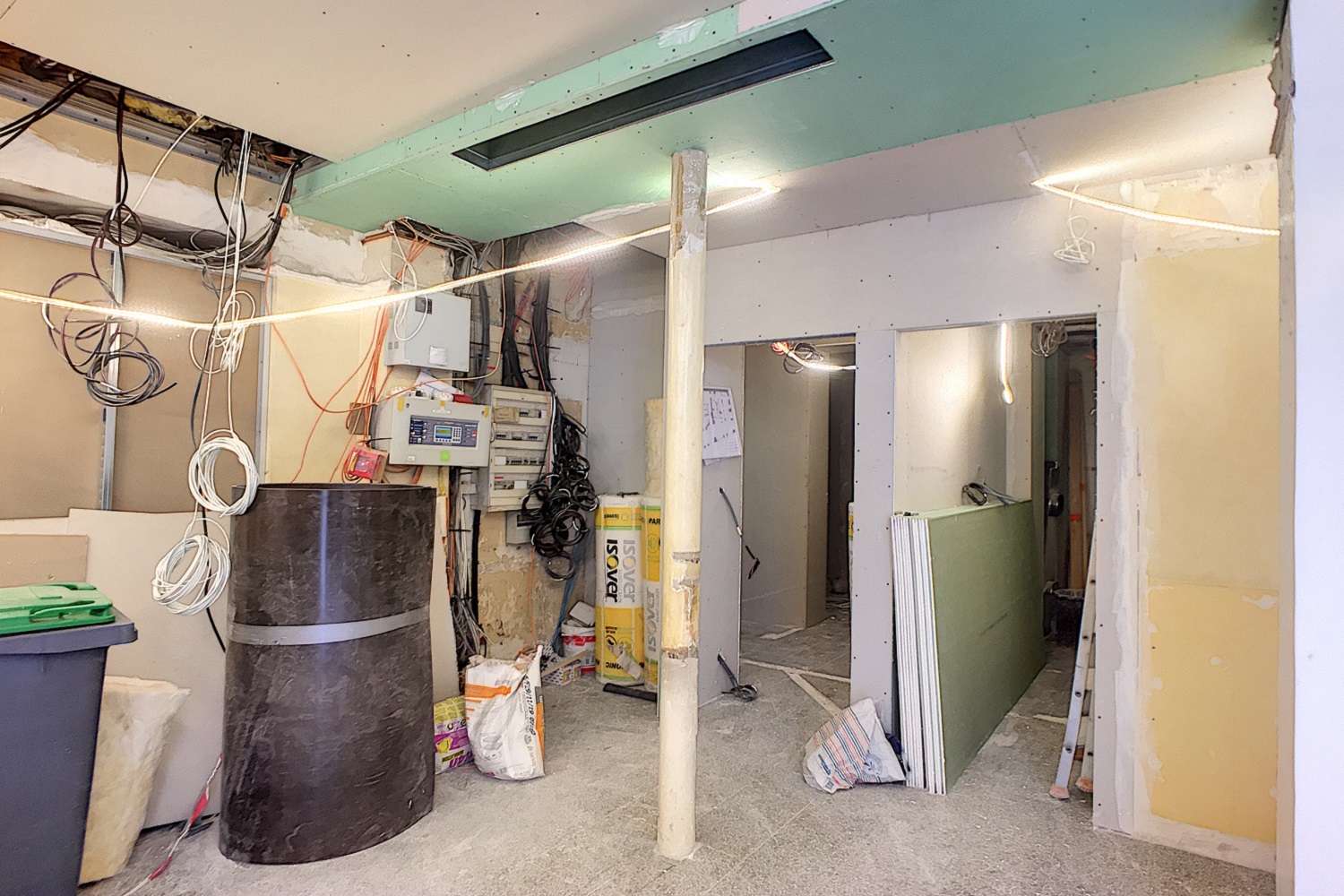 découvrez tout ce qu’il faut savoir sur les murs porteurs : leur rôle essentiel dans la structure d’un bâtiment, comment les identifier, les précautions à prendre avant de les modifier et les conseils pour garantir la sécurité de vos travaux.