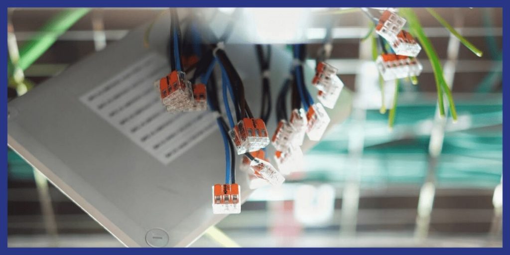 découvrez les principales normes électriques à respecter pour la sécurité et la conformité de votre appartement. conseils pratiques, réglementation en vigueur et points de contrôle essentiels pour une installation électrique fiable.