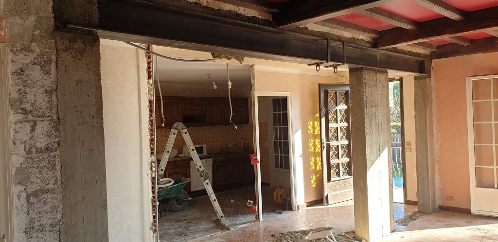 découvrez comment réaliser une ouverture de mur en toute sécurité : conseils, étapes à suivre, autorisations nécessaires et astuces pour optimiser votre espace intérieur.