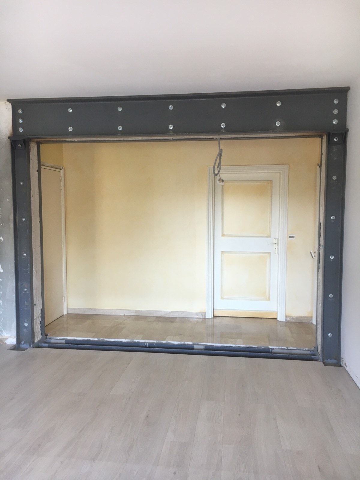 découvrez tout ce qu'il faut savoir sur l'ouverture d'un mur porteur : étapes, conseils, réglementations et sécurité pour réussir votre projet de rénovation en toute sérénité.