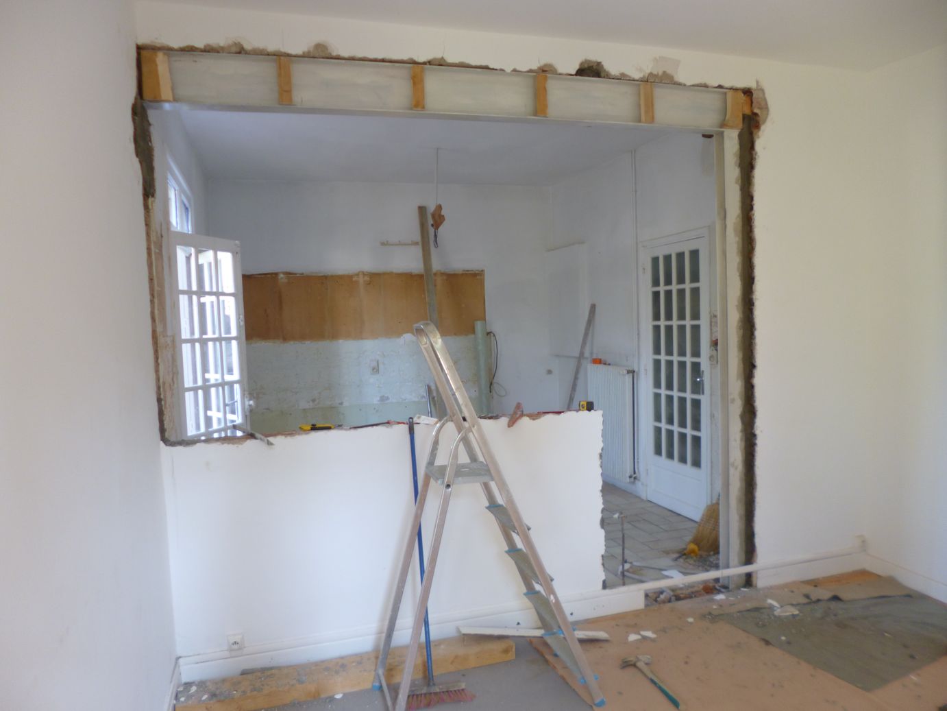 découvrez comment réaliser une ouverture de mur en toute sécurité : conseils, étapes clés et précautions pour transformer votre espace et optimiser la luminosité de votre intérieur.