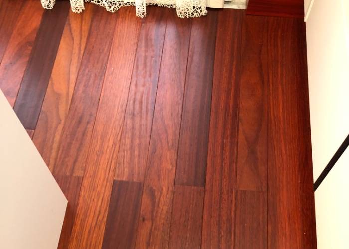 découvrez tout sur le parquet : types, avantages, conseils d'entretien et astuces pour choisir le revêtement de sol idéal pour votre intérieur.
