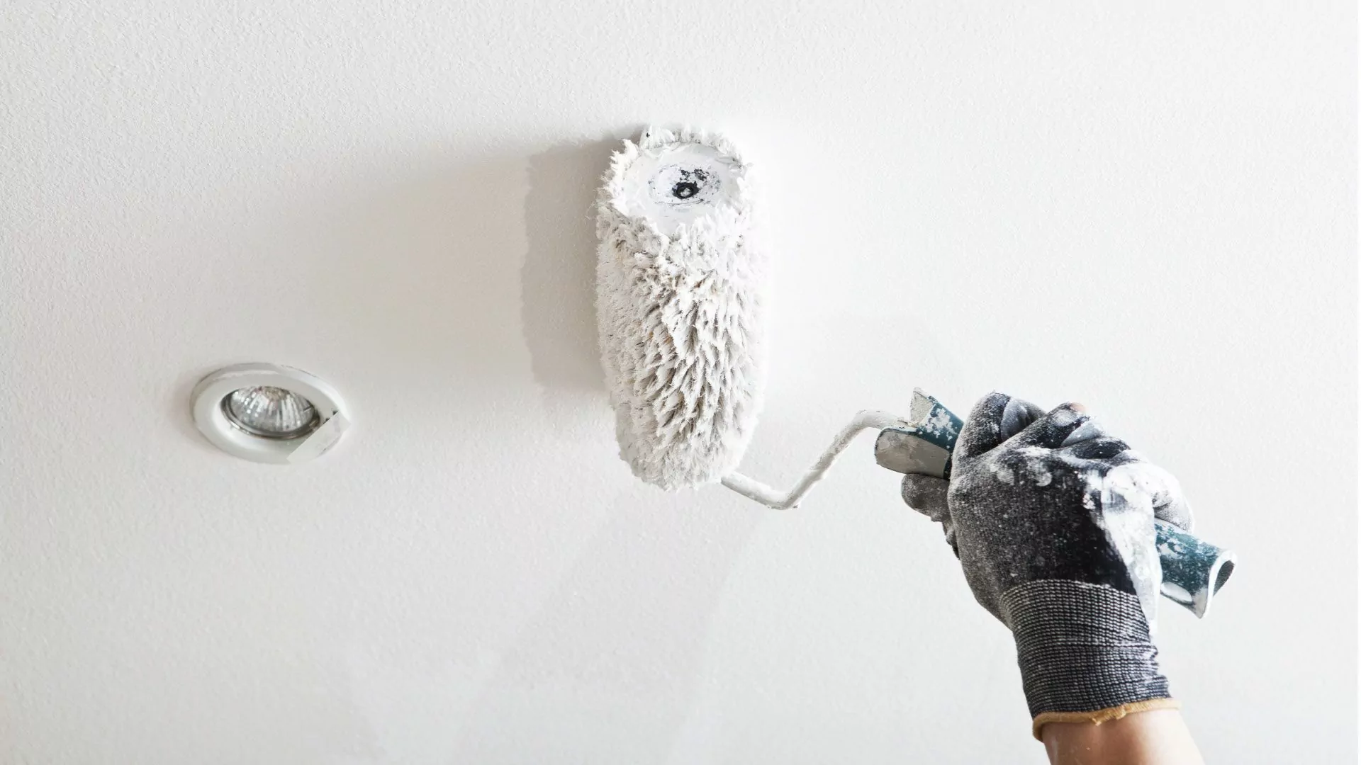 découvrez nos conseils pratiques pour peindre un plafond sans traces ni défauts. apprenez les bonnes techniques et astuces pour obtenir un résultat lisse et uniforme.