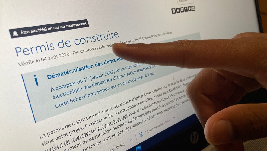 découvrez les différences entre permis et déclaration pour vos projets en 2025 : obligations, démarches, nouveautés réglementaires et conseils pour bien préparer votre dossier.