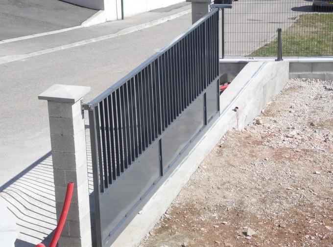 découvrez nos conseils et étapes pour réussir la pose de portail chez vous : choix du portail, préparation du terrain, installation et astuces pour garantir sécurité et durabilité.