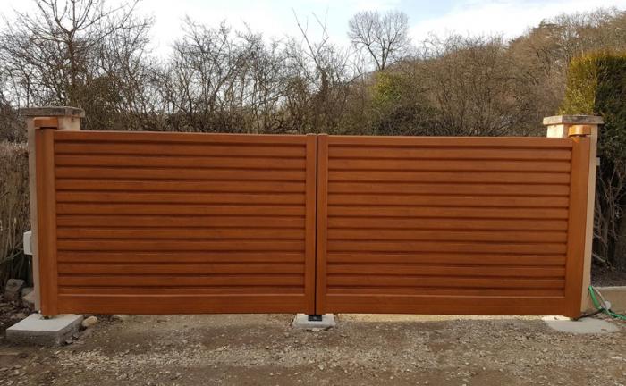 découvrez nos conseils et astuces pour réussir la pose d'un portail, que ce soit un modèle battant ou coulissant. installation, étapes, matériaux et budget : tout pour un portail adapté à vos besoins.