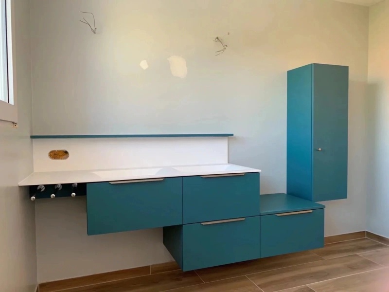 confiez la pose de votre salle de bain à des professionnels pour un résultat impeccable et durable. installation sur mesure, conseils personnalisés et finitions de qualité.