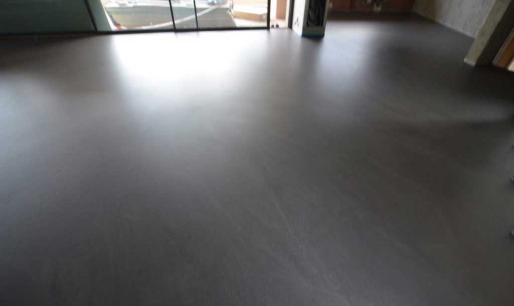 découvrez tout ce qu'il faut savoir sur le prix du béton ciré : tarifs au m², facteurs qui influencent le coût, conseils pour bien choisir votre revêtement et réaliser votre projet au meilleur prix.