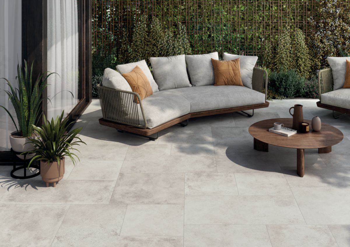 découvrez les prix du carrelage extérieur : comparatif des tarifs au m2, conseils pour bien choisir et astuces pour estimer le coût total de vos travaux d'aménagement.