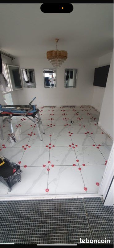 découvrez tout ce qu'il faut savoir sur le prix d'un carreleur : tarifs au m², facteurs qui influencent le coût, conseils pour bien choisir votre artisan et estimer votre budget de pose de carrelage.