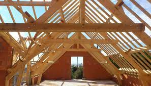 découvrez tout sur le prix d'une charpente : types de charpentes, matériaux, facteurs de coût et conseils pour bien estimer votre budget de construction ou de rénovation.