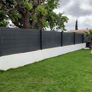 découvrez tout ce qu’il faut savoir sur le prix d’une clôture : types, matériaux, tarifs au mètre linéaire, conseils pour bien choisir et comparer les devis avant installation.