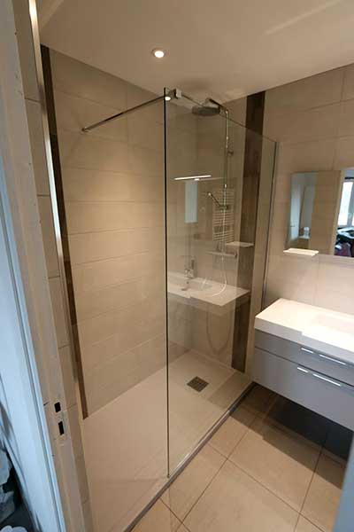 découvrez tout sur le prix d'une douche à l'italienne : facteurs de coût, conseils pour économiser et fourchettes tarifaires pour votre projet de salle de bain.