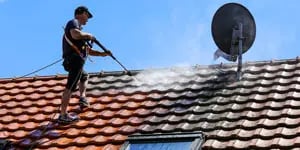 découvrez les prix moyens pour l’entretien de toiture, les facteurs qui influencent le coût, et des conseils pour économiser tout en préservant la qualité de votre toit.