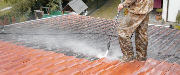 découvrez le prix d'un entretien de toiture : estimation des coûts, facteurs influençant le tarif et conseils pour un entretien efficace de votre toit. comparez les devis pour un service au meilleur prix.