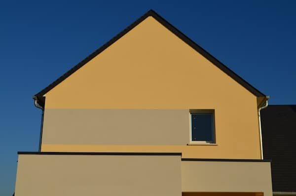 découvrez tout ce qu'il faut savoir sur le prix d'une façade de maison : coûts moyens, facteurs d'influence et conseils pour estimer votre budget de rénovation ou de ravalement.