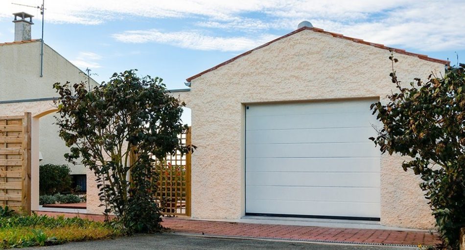 découvrez le prix d'un garage de 20m2 : tarifs moyens 2024, facteurs qui influencent le coût (matériaux, localisation, main-d'œuvre) et conseils pour estimer votre budget de construction.
