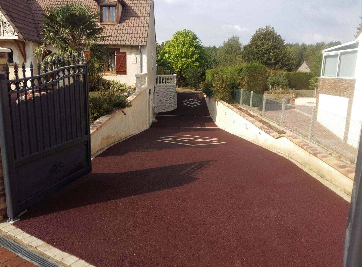 découvrez le prix du goudronnage d'allée : tarifs au m², facteurs influençant le coût, exemples de devis et conseils pour bien choisir votre prestataire.