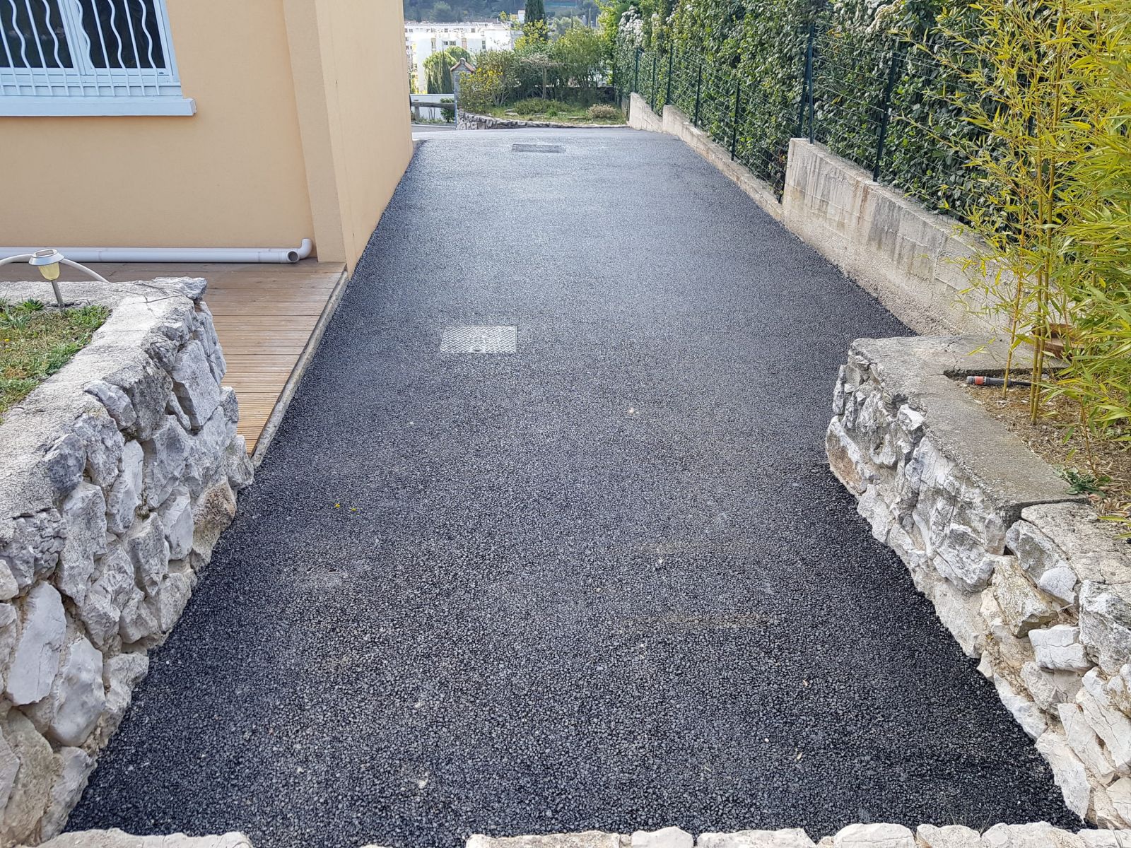 découvrez le prix du goudronnage d'une allée : conseils, tarifs au m2, facteurs de coût et astuces pour obtenir le meilleur devis pour vos travaux de revêtement extérieur.