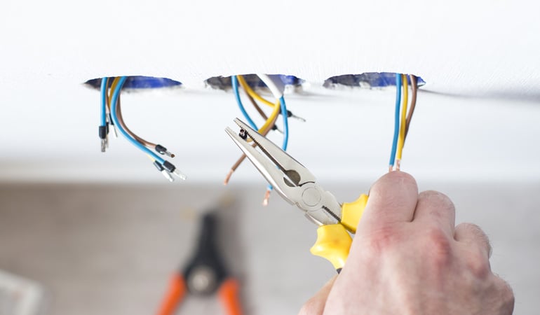 découvrez tout ce qu'il faut savoir sur le prix d'une installation électrique : tarifs moyens, facteurs de coût, conseils pour budgétiser et choisir le bon électricien pour vos travaux.