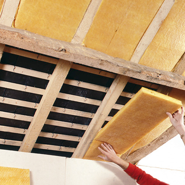 découvrez tout ce qu’il faut savoir sur le prix de l’isolation des combles : tarifs au m², facteurs influençant le coût, aides disponibles et conseils pour bien choisir votre isolant.