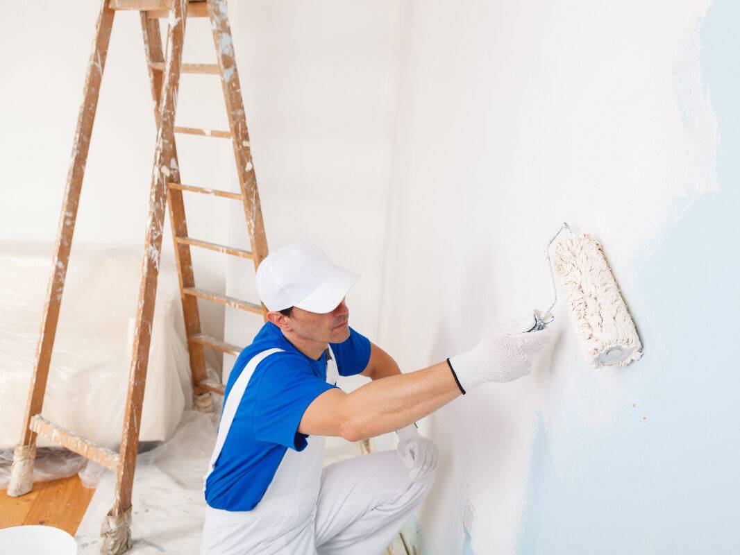 découvrez le prix moyen au m² pour la peinture de plafond : tarifs, conseils de professionnels et estimation du coût selon la surface et le type de peinture.