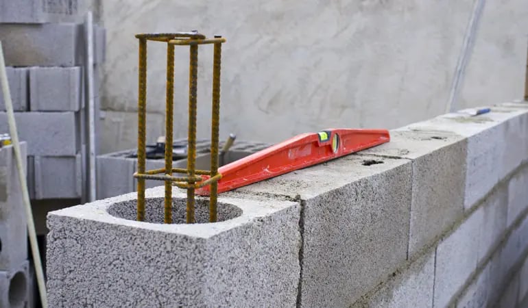 découvrez le prix moyen de la maçonnerie pour une surface de 100m2, les facteurs qui influencent le coût et des conseils pour estimer votre budget travaux en 2024.