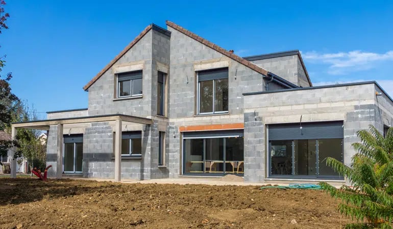 découvrez tout ce qu'il faut savoir sur le prix d'une maison de 100m² : fourchettes de tarifs, critères influençant le coût, conseils pour bien estimer votre budget et réussir votre projet immobilier.