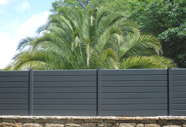 découvrez les prix pour la construction d'un mur de clôture : matériaux, main d'œuvre et conseils pour comparer les devis et bien estimer votre budget.