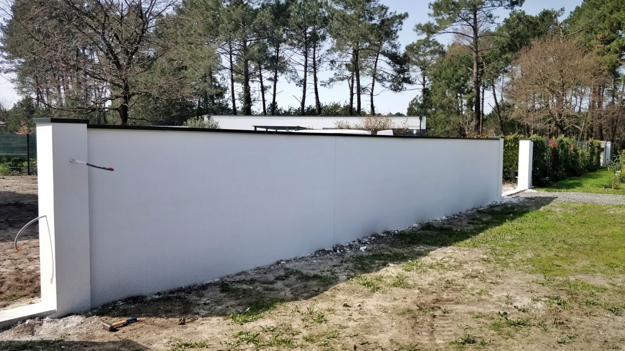 découvrez tout ce qu’il faut savoir sur le prix d’un mur de clôture : matériaux, coûts au mètre, conseils pour estimer votre budget et comparer les devis pour votre projet de clôture.