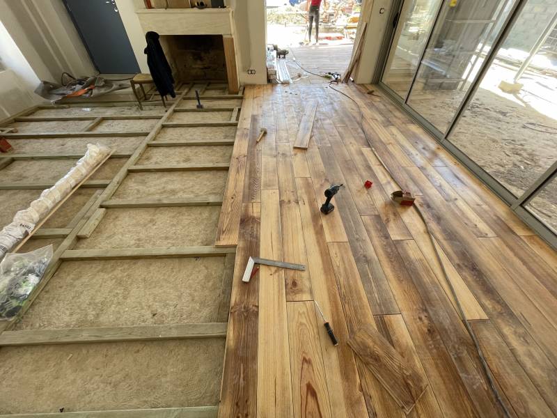 découvrez le prix d’un parquet massif posé, les facteurs qui influent sur le tarif et nos conseils pour obtenir un devis précis et faire le bon choix pour votre intérieur.