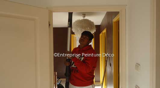 découvrez tout ce qu'il faut savoir sur le prix de la peinture au mètre carré : tarifs moyens, éléments qui influencent le coût et conseils pour estimer votre budget travaux peinture.