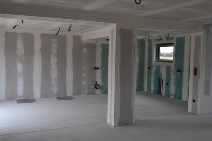 découvrez le prix du placostyle : guide complet sur les tarifs, facteurs influençant le coût, conseils pour estimer votre budget et comparer les offres des professionnels pour vos travaux d'aménagement intérieur.