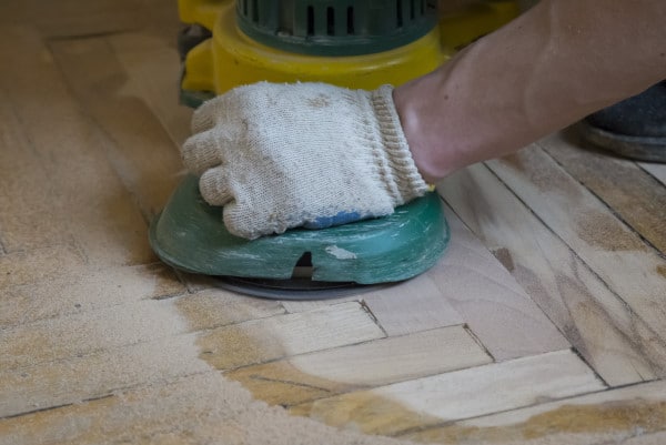 découvrez tout sur le prix du ponçage de parquet : tarifs au m², facteurs qui influencent le coût et conseils pour bien estimer votre budget avant de rénover votre sol.