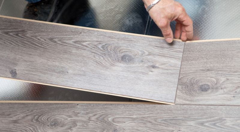 découvrez tout sur le prix de la pose de parquet : tarifs au m², facteurs influençant le coût, conseils pour bien choisir votre artisan et réussir votre projet de rénovation de sol.