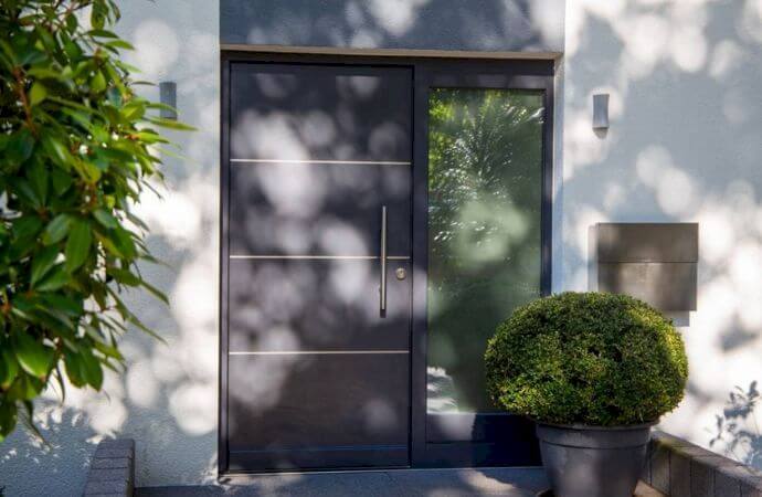 découvrez comment estimer le prix de la pose d'une porte, les facteurs qui influencent le coût, et nos conseils pour choisir un professionnel qualifié.