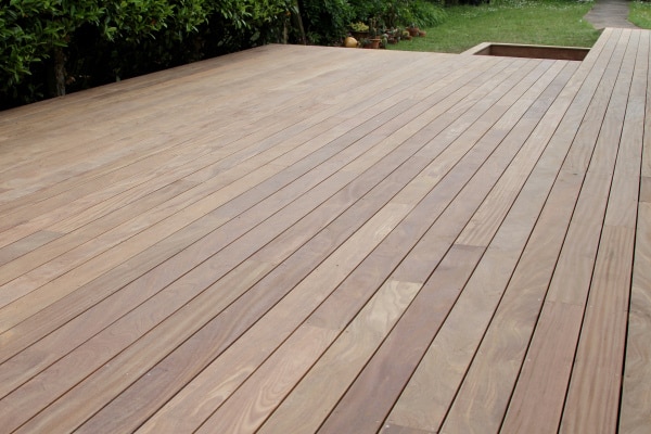 prix pose terrasse bois 1 découvrez tout ce qu'il faut savoir sur le prix de la pose d'une terrasse en bois : tarifs au m2, main-d’œuvre, conseils pour estimer votre budget et astuces pour économiser.